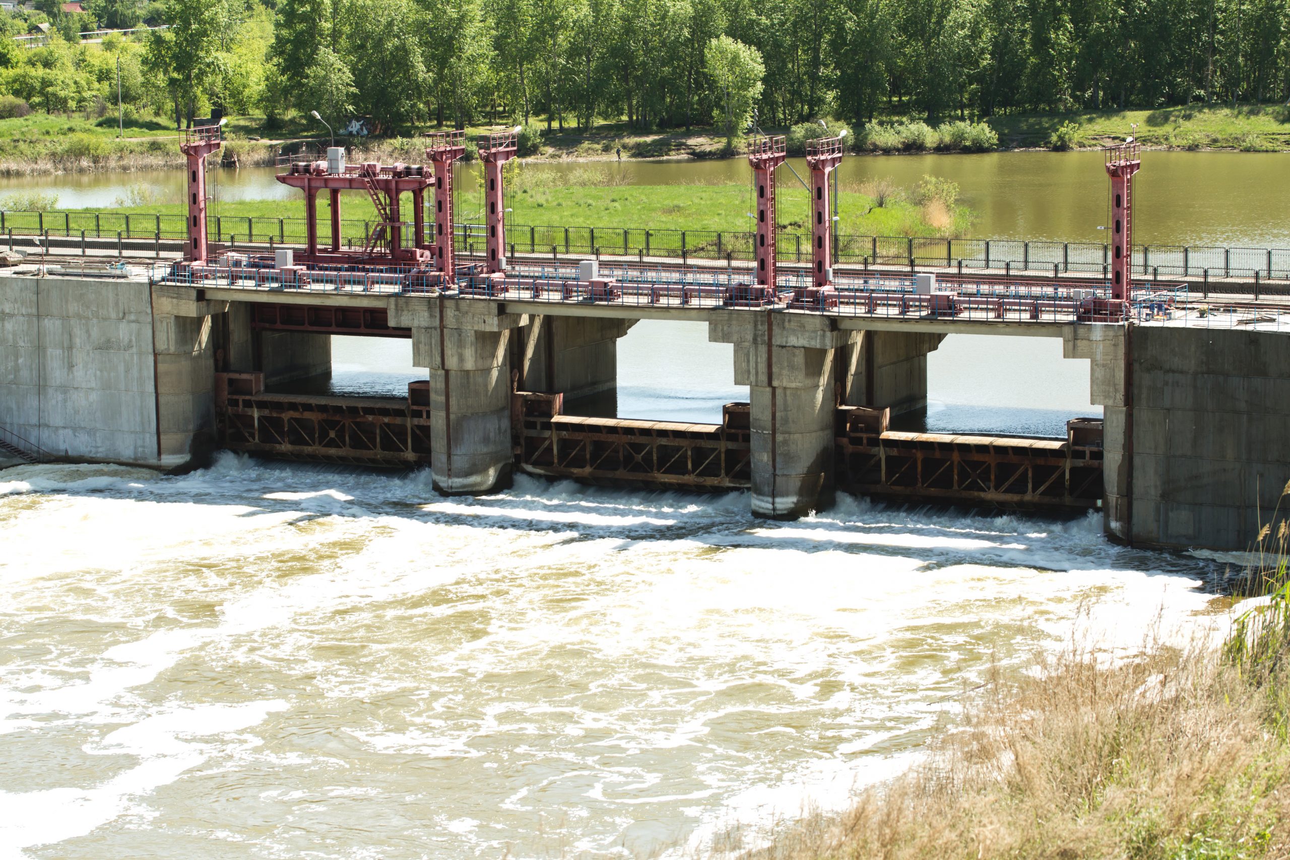 sluis met rivier